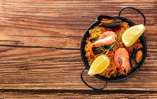 paella de vegetais com frutos do mar, vista de cima e cópia de espaço foto