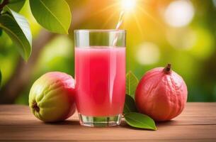 ai gerado uma vidro do goiaba suco em uma de madeira mesa, tropical goiaba fruta, verde plantas em a fundo, exótico jardim, goiaba árvores, Vitamina c, ensolarado dia foto