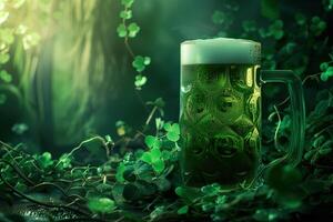 ai gerado vidro do Cerveja dentro irlandês floresta fundo foto
