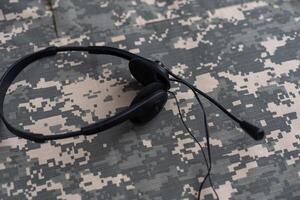 foto do militares fones de ouvido isolado em fundo