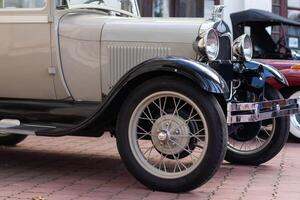 vintage carro ficando às exibição foto