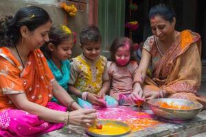 ai gerado família a comemorar holi com colori pó. uma família reúne junto, sorridente Como elas jogar com colorida gulal pó durante holi festival. foto