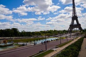 a jardins do a eiffel torre estavam projetado de jules Vacherot foto