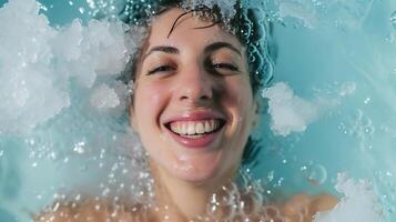 ai gerado mulher sorrisos enquanto natação dentro uma piscina. generativo ai. foto