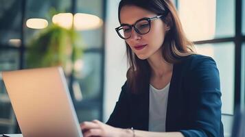 ai gerado mulher trabalhando em computador portátil às mesa.. generativo ai. foto