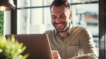 ai gerado sorridente homem acionado dentro conectados Treinamento em computador portátil. generativo ai. foto