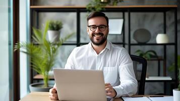 ai gerado sorridente homem trabalhando em computador portátil às escrivaninha. generativo ai. foto