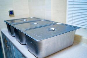 metal caixa containers com cobrir acima. Comida em processamento processo. cozinha utensílios. fechar-se foto