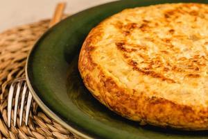 omelete espanhola com batata e cebola, cozinha típica espanhola. foto