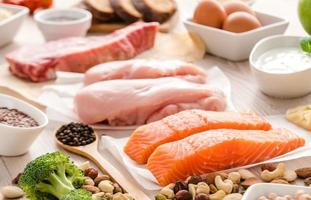 conceito de alimentação e dieta saudável - alimentos ricos em proteínas naturais na mesa foto