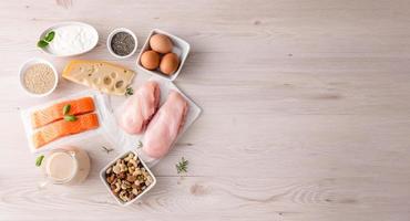 variedade de fonte de proteína saudável e alimentos para musculação. conceito de dieta foto