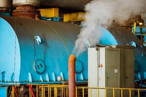 turbina a vapor do gerador de energia em uma usina termelétrica industrial foto