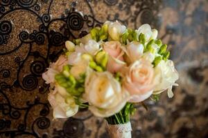 Casamento nupcial ramalhete do rosas. lindo grupo do cremoso flores e verde brotos firmemente limite junto. fechar-se foto