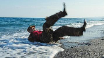 Treinamento do uma soldado quem faz a abdominal tesoura foto