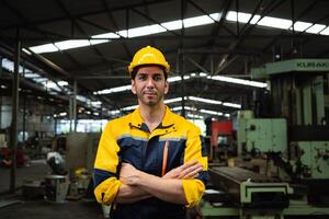 confiante masculino fábrica trabalhador ou técnico trabalhando dentro fabricação indústria trabalhadores trabalhos dentro fábricas, armazéns. foto