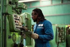 Preto masculino mecânico engenheiro trabalhando às metal torno fábrica máquina torno operativo engenheiro africano americano pessoas. foto