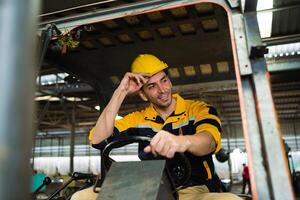 masculino trabalhador drives uma empilhadeira dentro a industrial recipiente armazém. masculino fábrica trabalhador dirigindo uma empilhadeira dentro a fábrica masculino engenheiro dirigindo uma carro dentro uma fábrica. foto