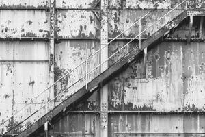 ai gerado resistido metal Escadaria em industrial construção foto