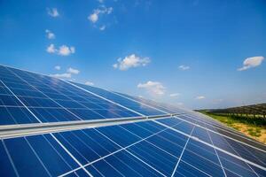 solar painel em céu fundo. fotovoltaico poder fornecem sistemas. solar poder plantar. a fonte do ecológico renovável energia. foto