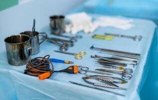 instrumental cirúrgico dentro operativo sala. cirúrgico instrumentos em a estéril mesa. foto