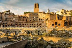 fórum trajan e panorama do mercado em roma foto