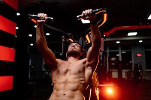 Forte fisiculturista fazendo Difícil exercício. muscular homem Treinamento às academia. pessoa com em forma tronco trabalhando duro. foto