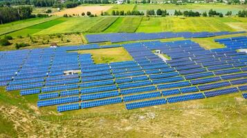 aéreo Visão do solar painéis. fotovoltaico poder fornecem sistemas. solar poder plantar. foto