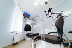 moderno odontologia escritório interior com cadeira e ferramentas. microscópio dentro estomatologia. foto
