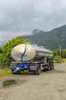 reboque de caminhão tanque de leite na noruega. foto