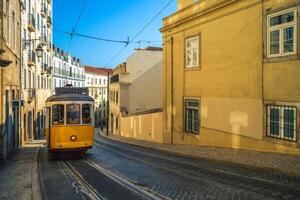 vintage amarelo eléctrico viagem em linha 28 dentro Lisboa, Portugal foto