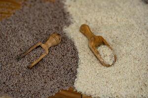 psyllium sementes e psyllium casca em Oliva madeira foto