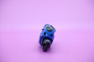 Esportes moto brinquedo isolado em roxa fundo. mini Esportes moto foto