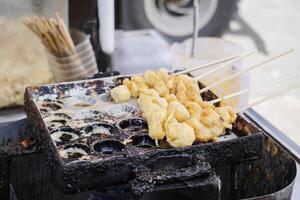 fazer cilok, fez a partir de tapioca farinha com ovo. cilok é a indonésio rua Comida este é atualmente popular, especialmente entre escola crianças. foto