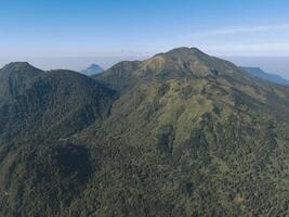 aéreo Visão pico do leiu montanha Indonésia com Claro céu dentro a manhã foto
