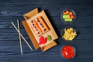 Comida entrega, Sushi rolos. conjunto do Sushi dentro uma cartão caixa. velozes Comida foto