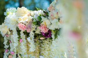 lindo Casamento conjunto acima. fechar acima do arco com flores para a Casamento cerimônia foto