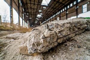 abandonado fábrica interior e construção esperando para uma demolição. oxidado prédio. seletivo foco. foto