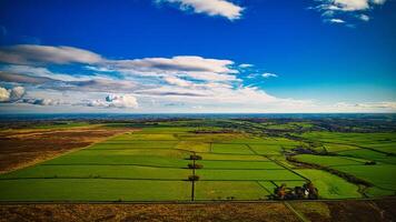 aéreo Visão do a Fazenda terra dentro yorkshire dales durante a verão foto