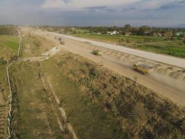 aéreo Visão do despejo caminhão dentro rodovia construção dentro Java, Indonésia foto