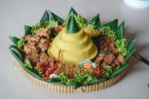 nasi tumpeng, Java tradicional Comida isolado em branco fundo. indonésio rijsttafel do amarelo arroz com lado pratos a partir de de várias regional cozinhas dentro a país para independência celebração. foto