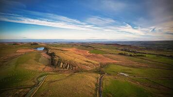 panorâmico Visão do uma grande, rolando campo com uma Claro céu, exibindo natural beleza e aberto Campos às sicômoro brecha, Northumberlândia, Reino Unido. foto