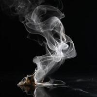 ai gerado incenso fumaça em Preto fundo foto