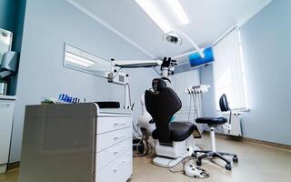 moderno odontologia escritório interior com cadeira e ferramentas. microscópio dentro estomatologia. foto