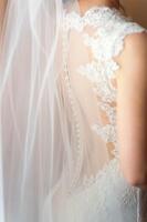 jovem atraente noiva dentro branco lindo Casamento vestir. Casamento conceito, costas Visão foto