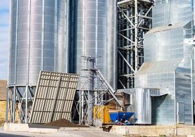 ótimo metálico fábrica containers. grande moderno industrial barris. Fazenda armazém. foto