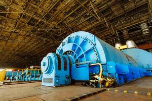 interior do turbina gerador dentro uma grande poder plantar. hidroelétrica poder plantar. foto