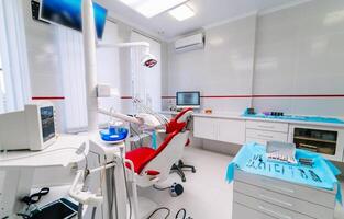 odontologia, medicamento, médico equipamento e estomatologia conceito - interior do Novo moderno dental clínica escritório com cadeira foto