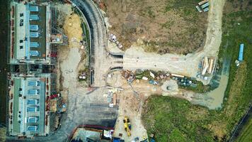 aéreo Visão do uma construção local com construção fundações e maquinaria. foto