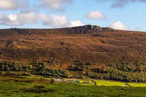 cênico Visão do uma exuberante verde vale com rolando colinas debaixo uma Claro azul céu dentro yorkshire vales. foto