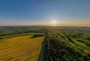 panorâmico aéreo Visão do a campo estrada dentro yorkshire foto